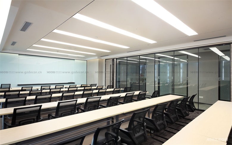 辦公室裝飾公司是否提供辦公室的工作站和辦公桌的配置方案？
